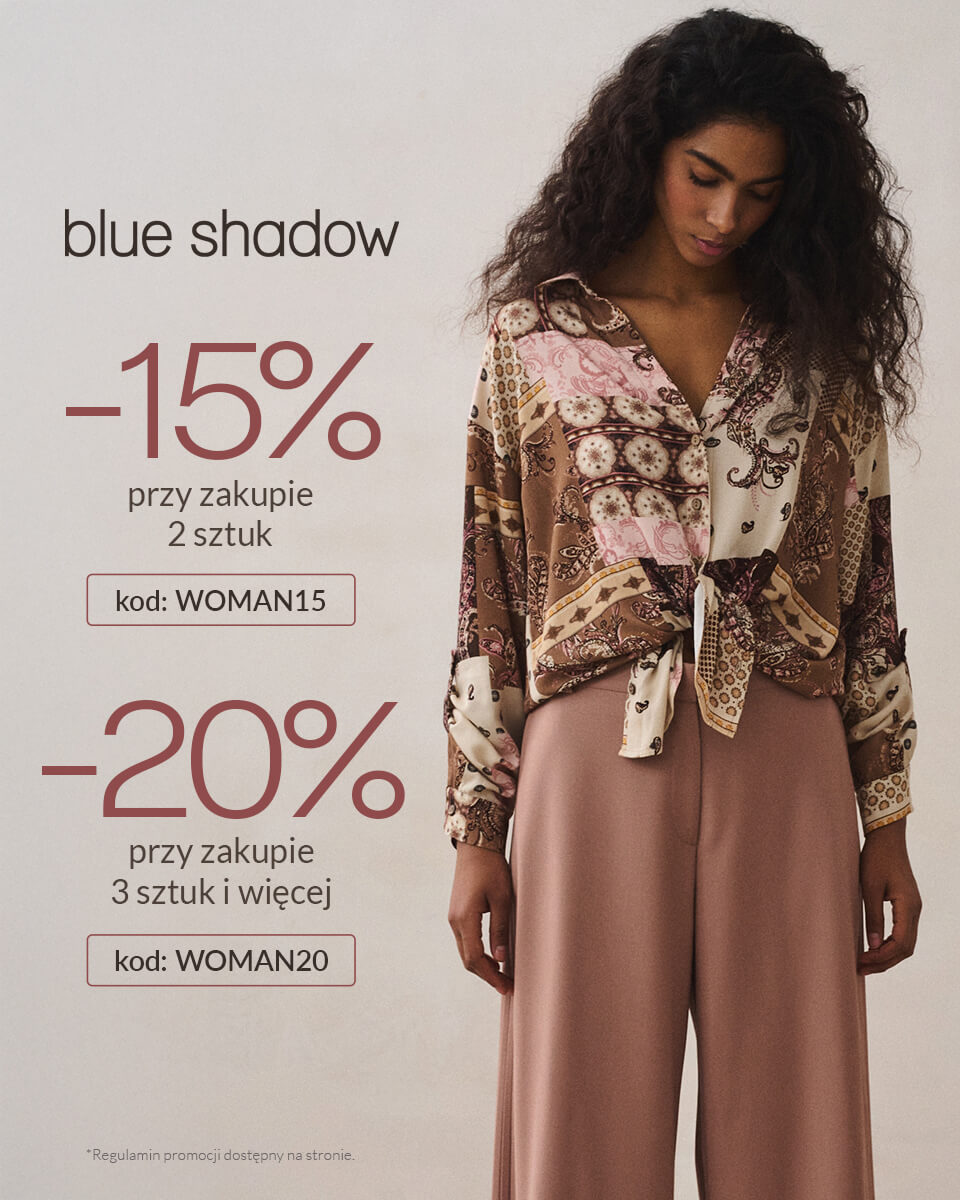Zdjęcie kobiety w ubraniach blue shadow.  Zdjęcie zawiera tekst opisujący zasady akcji promocyjnej “Przy zakupie 2 sztuk -15% z kodem WOMAN15, a przy zakupie 3 sztuk i więcej -20% z kodem WOMAN20“