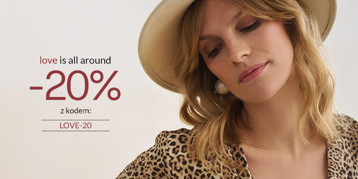 Zdjęcie przedstawiające kobietę w ubraniach blue shadow z nowej kolekcji.