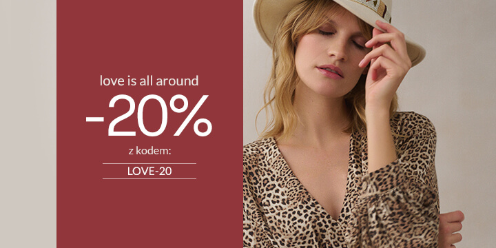 Zdjęcie przedstawiające kobietę w ubraniach blue shadow z nowej kolekcji.